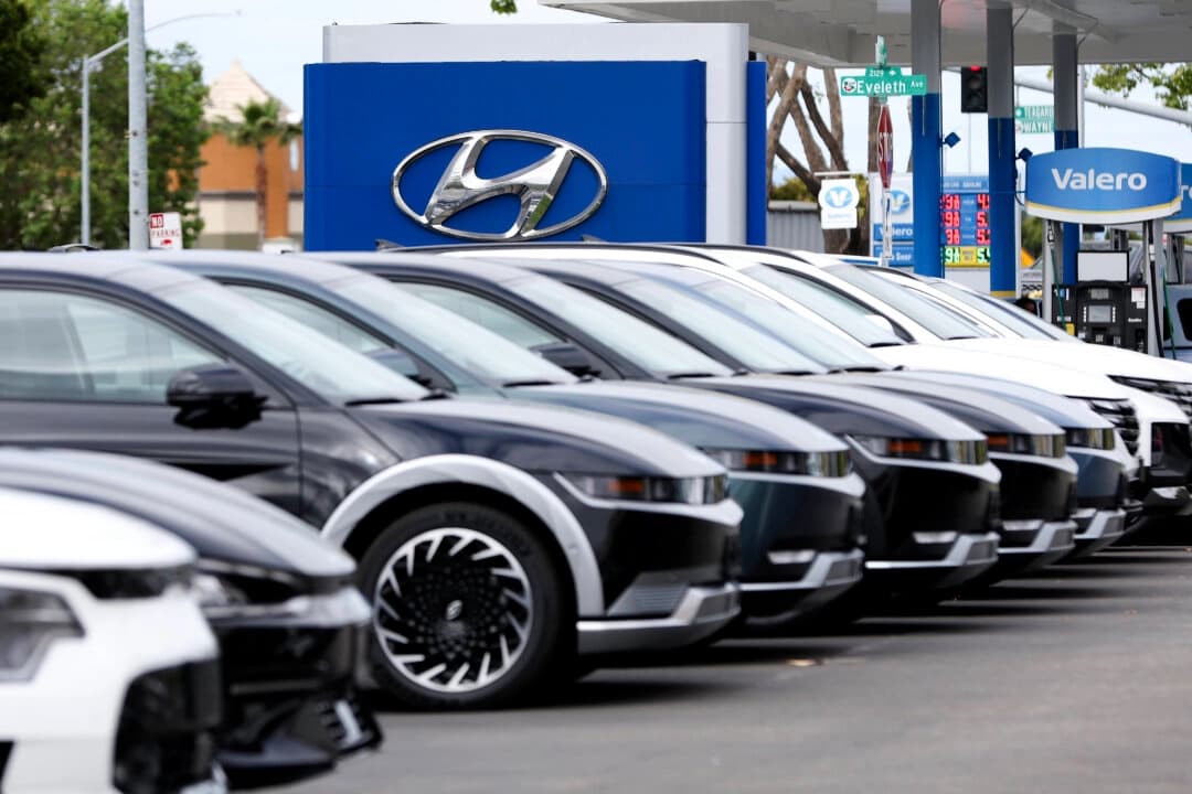 Nuevos coches Hyundai expuestos en el lote de ventas de un concesionario en San Leandro, California, el 30 de mayo de 2023. (Justin Sullivan/Getty Images)

