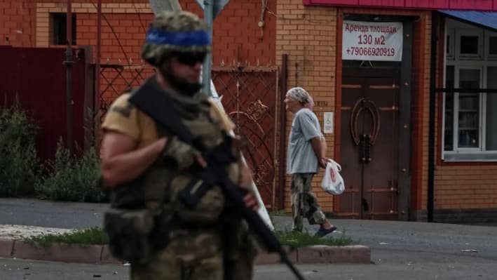 Un militar ucraniano patrulla una zona de la ciudad de Sudzha, en poder de Ucrania, en la región rusa de Kursk, el 16 de agosto de 2024. (Yan Dobronosov/Reuters)