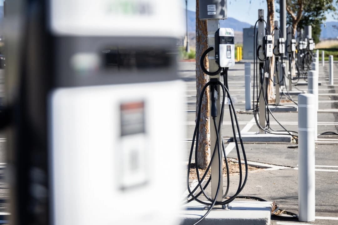 Los cargadores de vehículos eléctricos superan a las gasolineras en California