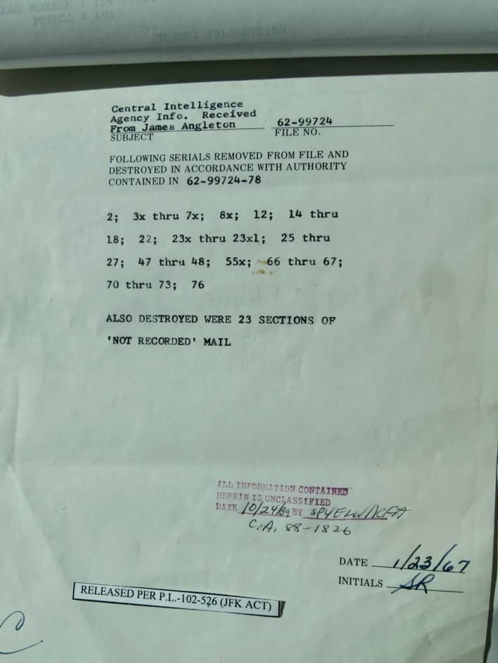 Los documentos de los archivos de JFK, incluida esta página relacionada con el jefe de contrainteligencia James Angleton, indican que otros documentos fueron destruidos. (Travis Gillmore/The Epoch Times)