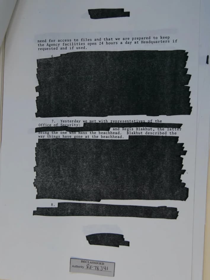 Ejemplo de un documento «depurado» en los archivos de Russell Holmes proporcionados a los Archivos Nacionales por la CIA, como se muestra el 21 de marzo de 2025. (Travis Gillmore/The Epoch Times)