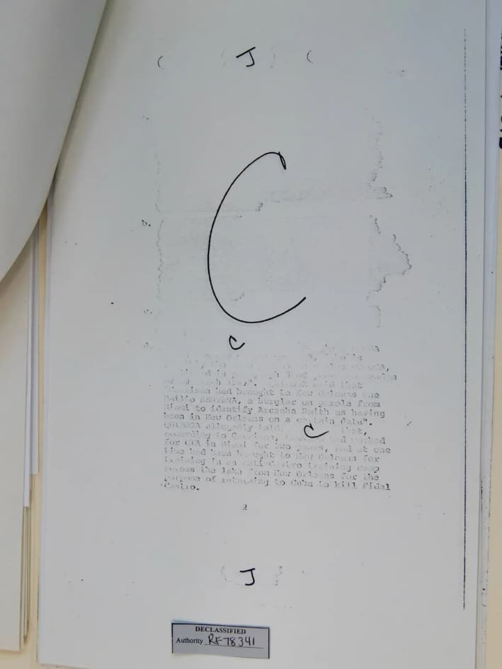 Algunos archivos de JFK en los archivos, como este documento fotografiado el 21 de marzo de 2025, están muy censurados o son ilegibles, lo que dificulta su revisión por parte de los investigadores. (Travis Gillmore/The Epoch Times)