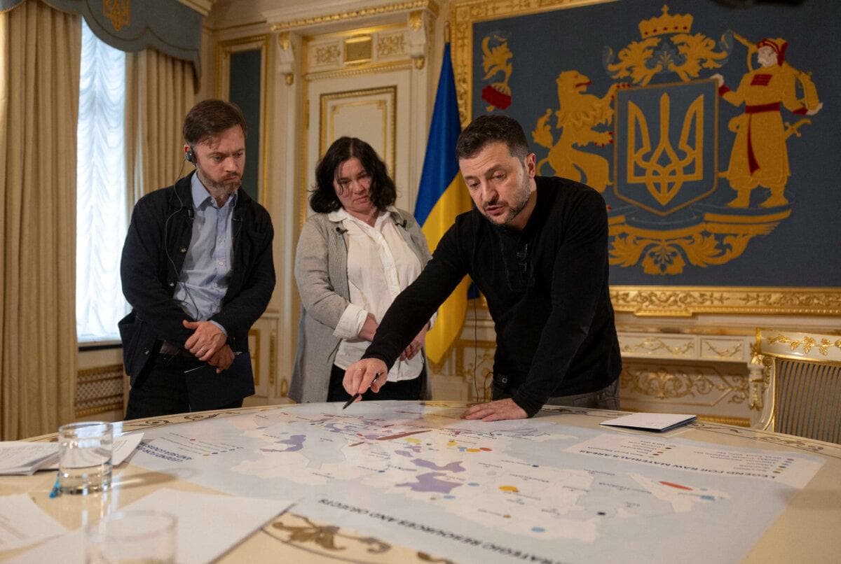 El presidente de Ucrania, Volodímir Zelenski, muestra a los periodistas de Reuters un mapa de recursos estratégicos en su oficina presidencial en Kiev el 7 de febrero de 2025. (Valentyn Ogirenko/Reuters)