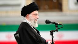 Trump dice que el ayatolá Jamenei de Irán "debería estar muy preocupado"