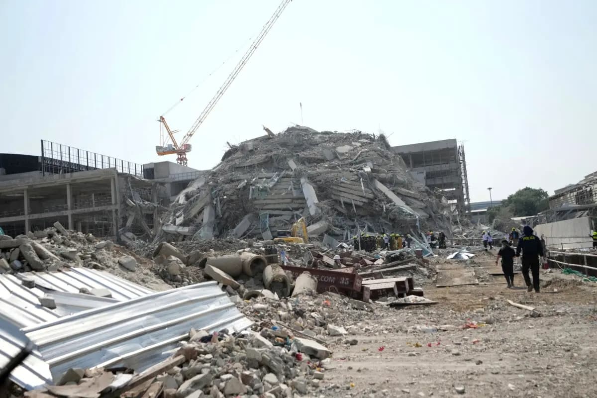 Los equipos de rescate trabajan en el lugar de un edificio en construcción que se derrumbó tras un terremoto de magnitud 7.7 en Bangkok, Tailandia, el 28 de marzo de 2025. (Sakchai Lalit/AP)