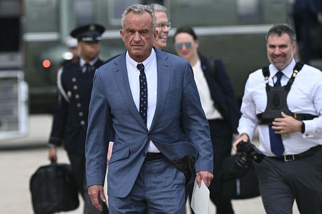 El secretario de Salud y Servicios Humanos de EE. UU., Robert F. Kennedy, Jr., sube a bordo del Air Force One en la Base Aérea Andrews de Maryland el 28 de marzo de 2025 para reunirse con el presidente Donald Trump. Trump viaja a su complejo turístico de Mar-a-Lago en Florida. (BRENDAN SMIALOWSKI/AFP vía Getty Images)
