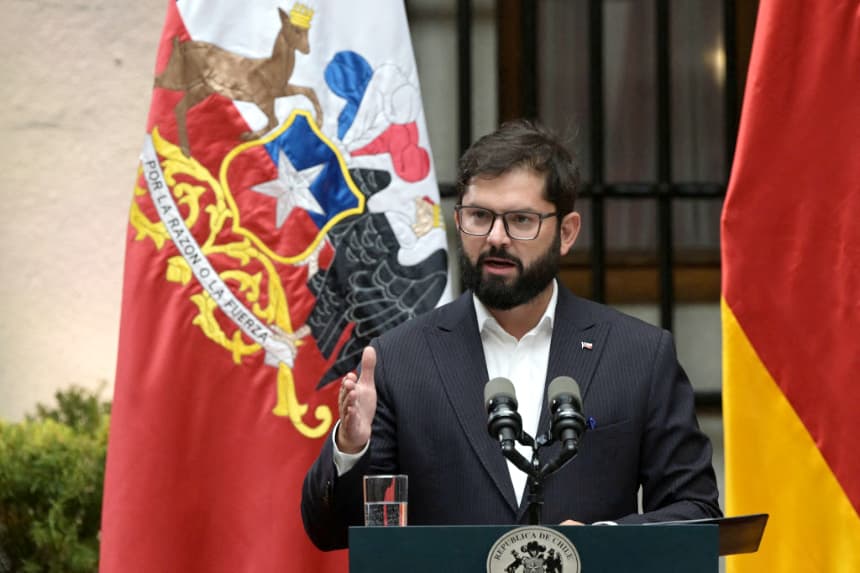 <em>El presidente chileno Gabriel Boric habla junto al presidente alemán Frank-Walter Steinmeier (fuera de cuadro) durante una conferencia de prensa conjunta en el Palacio Presidencial de La Moneda en Santiago el 5 de marzo de 2025. (Rodrigo Arangua/AFP vía Getty Images)</em>