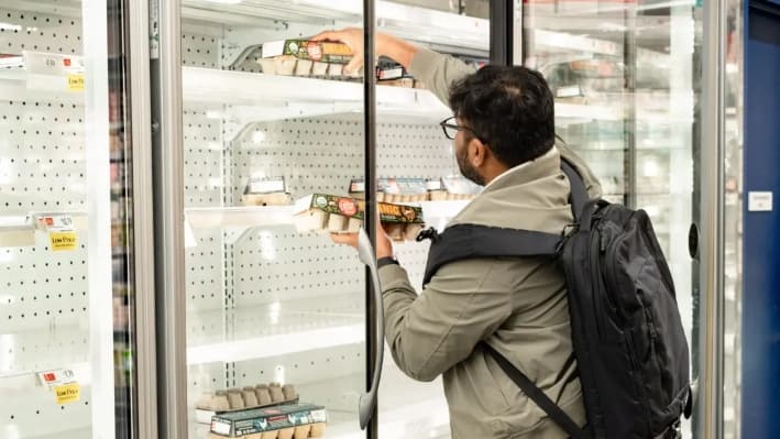Un hombre compra en una tienda de comestibles durante una escasez de huevos en la ciudad de Nueva York, el 12 de marzo de 2025. (Samira Bouaou/The Epoch Times)