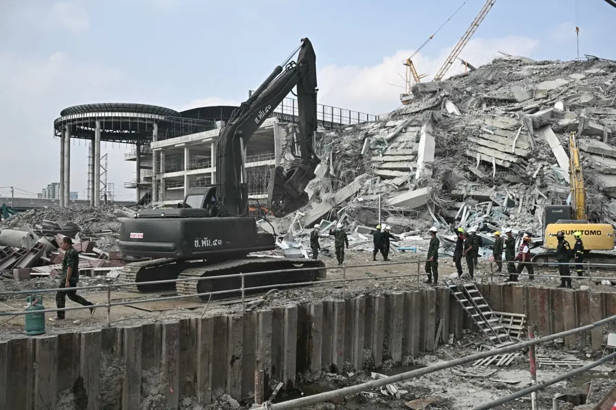 Se trasladan máquinas al lugar del derrumbe de un edificio en construcción en Bangkok el 29 de marzo de 2025, un día después de que un terremoto sacudiera el centro de Birmania y Tailandia. (Lillian Suwanrumpha/AFP a través de Getty Images)