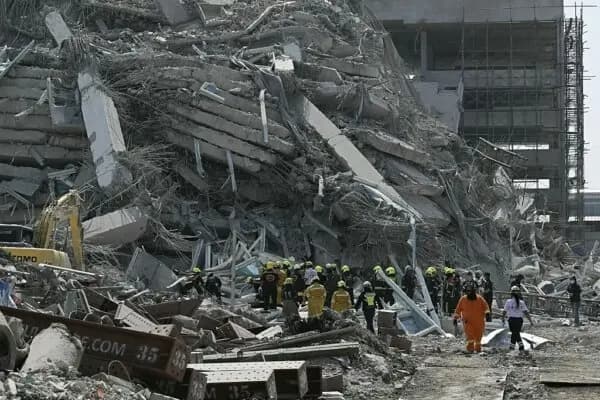 Equipos de rescate en una obra en la que se derrumbó un edificio en Bangkok el 28 de marzo de 2025, tras un terremoto. (Lillian Suwanrumpha/AFP a través de Getty Images)