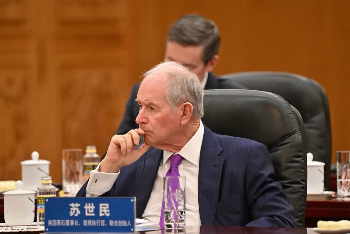 Stephen Schwarzman (C), director ejecutivo y presidente de Blackstone Group, asiste a una reunión entre el líder chino Xi Jinping y un grupo de ejecutivos extranjeros en el Gran Salón del Pueblo en Beijing el 28 de marzo de 2025. (Adek Berry/AFP a través de Getty Images)