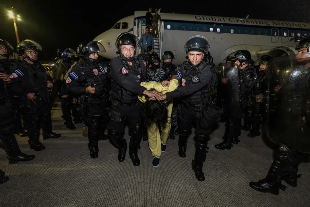En esta foto de un folleto proporcionado por el gobierno salvadoreño, guardias escoltan a un recluso recién admitido presuntamente vinculado a organizaciones criminales en el CECOT en Tecoluca, El Salvador, el 16 de marzo de 2025. (Gobierno salvadoreño vía Getty Images)
