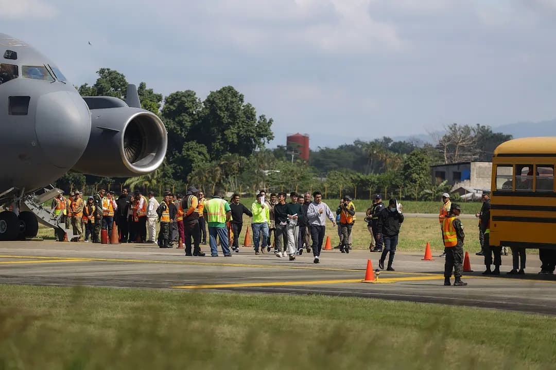 Migrantes deportados por el gobierno de EE. UU. caminan hacia el autobús a la llegada del vuelo al Aeropuerto Internacional Ramón Villeda Morales en San Pedro Sula, Honduras, el 31 de enero de 2025. (Jorge Salvador Cabrera/Getty Images)