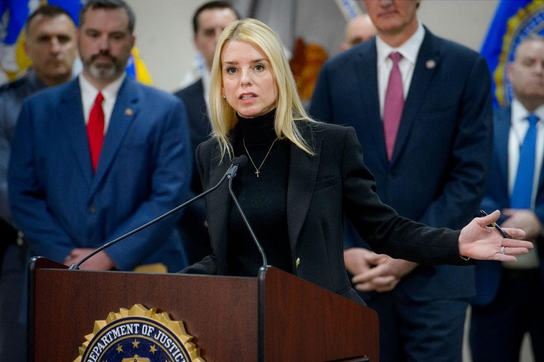 La fiscal general Pam Bondi habla sobre un líder de la pandilla MS-13 de 24 años que fue arrestado en una operación del Grupo de Trabajo de Seguridad Nacional de Virginia en Dale City, VA, el 27 de marzo de 2025, durante una conferencia de prensa en la Oficina Local del FBI en Manassas, el 27 de marzo de 2025, en Manassas, VA. (Rod Lamkey/AP Photo)
