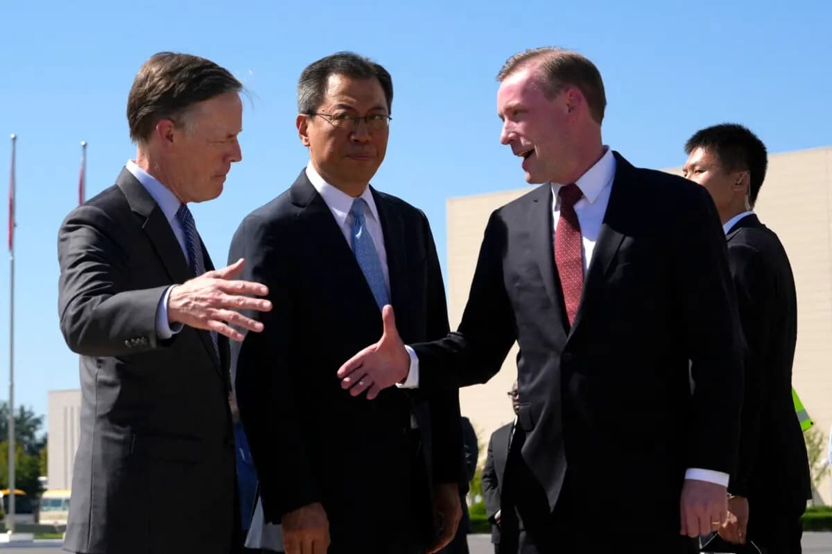 El consejero de Seguridad Nacional de EE. UU., Jake Sullivan, es recibido por el director general del Departamento de Asuntos de América del Norte y Oceanía del Ministerio de Asuntos Exteriores, Yang Tao (centro), y el embajador de EE. UU. en China, Nicholas Burns (izquierda), a su llegada al Aeropuerto Internacional de Pekín-Capital en China el 27 de agosto de 2024. (Ng Han Guan/Pool/AFP a través de Getty Images)