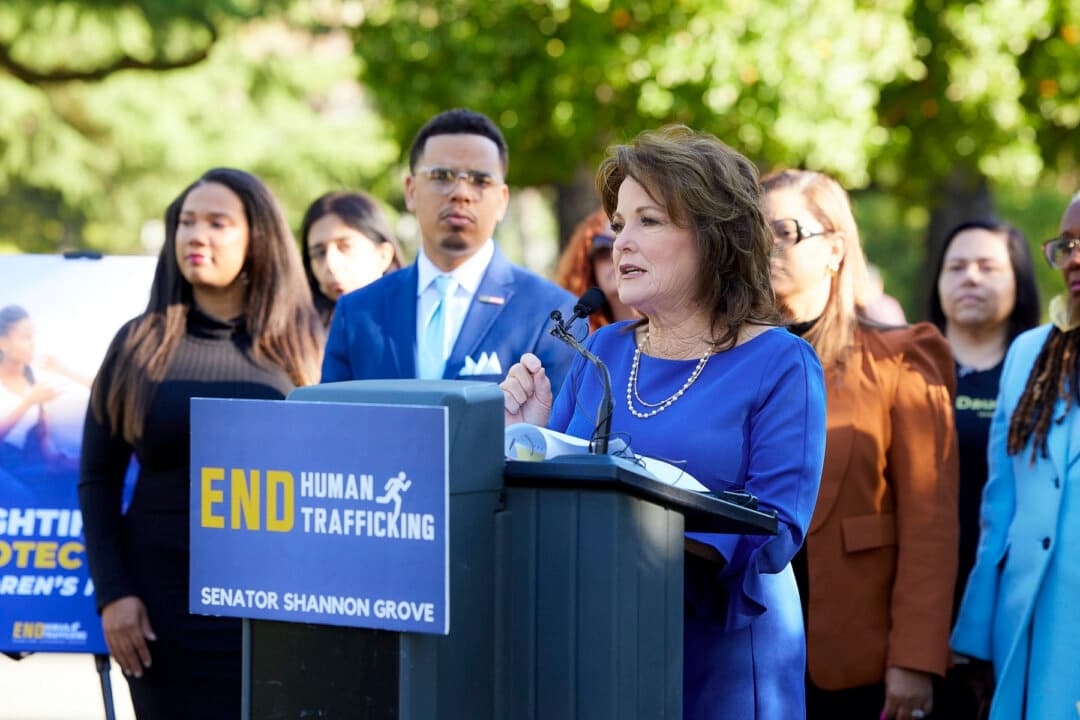 Proyecto de ley en California busca impedir que hombres ingresen en cárceles de mujeres