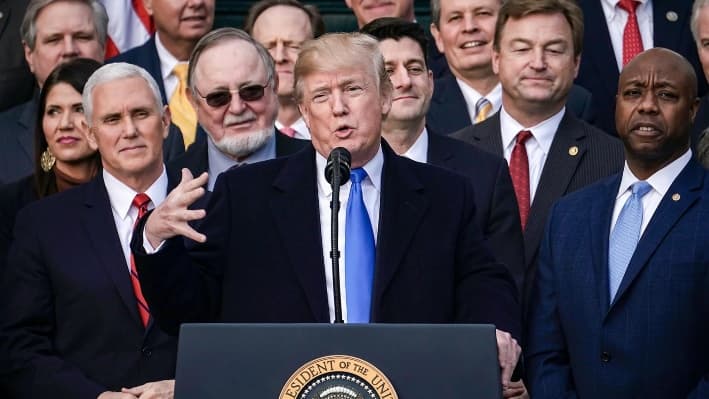 El presidente Donald Trump (centro) habla durante un evento para celebrar la aprobación por parte del Congreso de la Ley de Empleos y Reducción de Impuestos con miembros republicanos de la Cámara de Representantes y el Senado en el Jardín Sur de la Casa Blanca el 20 de diciembre de 2017. El proyecto de ley supuso la primera gran victoria legislativa para Trump y el Congreso controlado por el Partido Republicano. (Alex Wong/Getty Images)