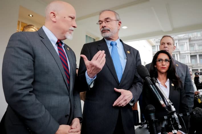 El presidente del Grupo de la Libertad de la Cámara de Representantes, Andy Harris (R-Md.) (2º izq.), habla con la prensa junto a otros miembros fuera del Ala Oeste de la Casa Blanca, el 5 de marzo de 2025. Los miembros del Caucus de Libertad de la Cámara se reunieron con el presidente Donald Trump para tratar la legislación sobre financiación gubernamental. Harris estuvo acompañado por (de izquierda a derecha) el representante Chip Roy (R-Texas), la representante Lauren Boebert (R-Colo.) y el representante Scott Pery (R-Pa.). (Anna Moneymaker/Getty Images)