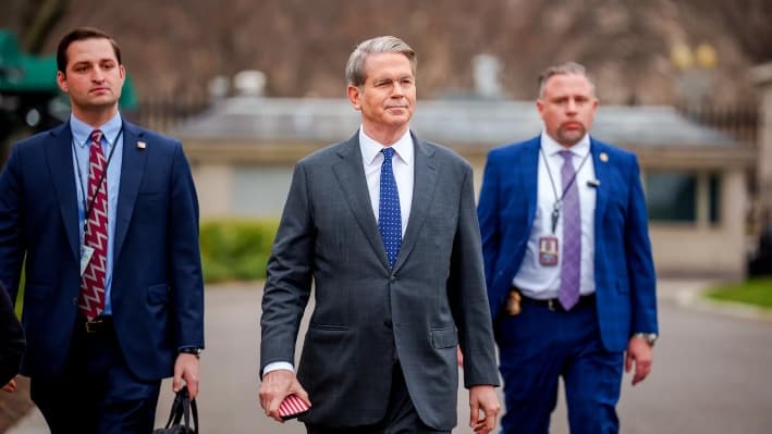 El secretario del Tesoro, Scott Bessent, sale del ala oeste de la Casa Blanca, el 14 de marzo de 2025. (Andrew Harnik/Getty Images)