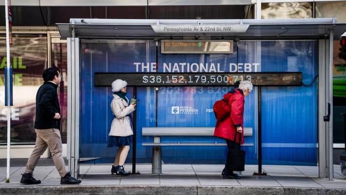 El reloj de la deuda nacional expuesto en una estación de autobuses de Washington, el 2 de enero de 2025. (Madalina Vasiliu/The Epoch Times)