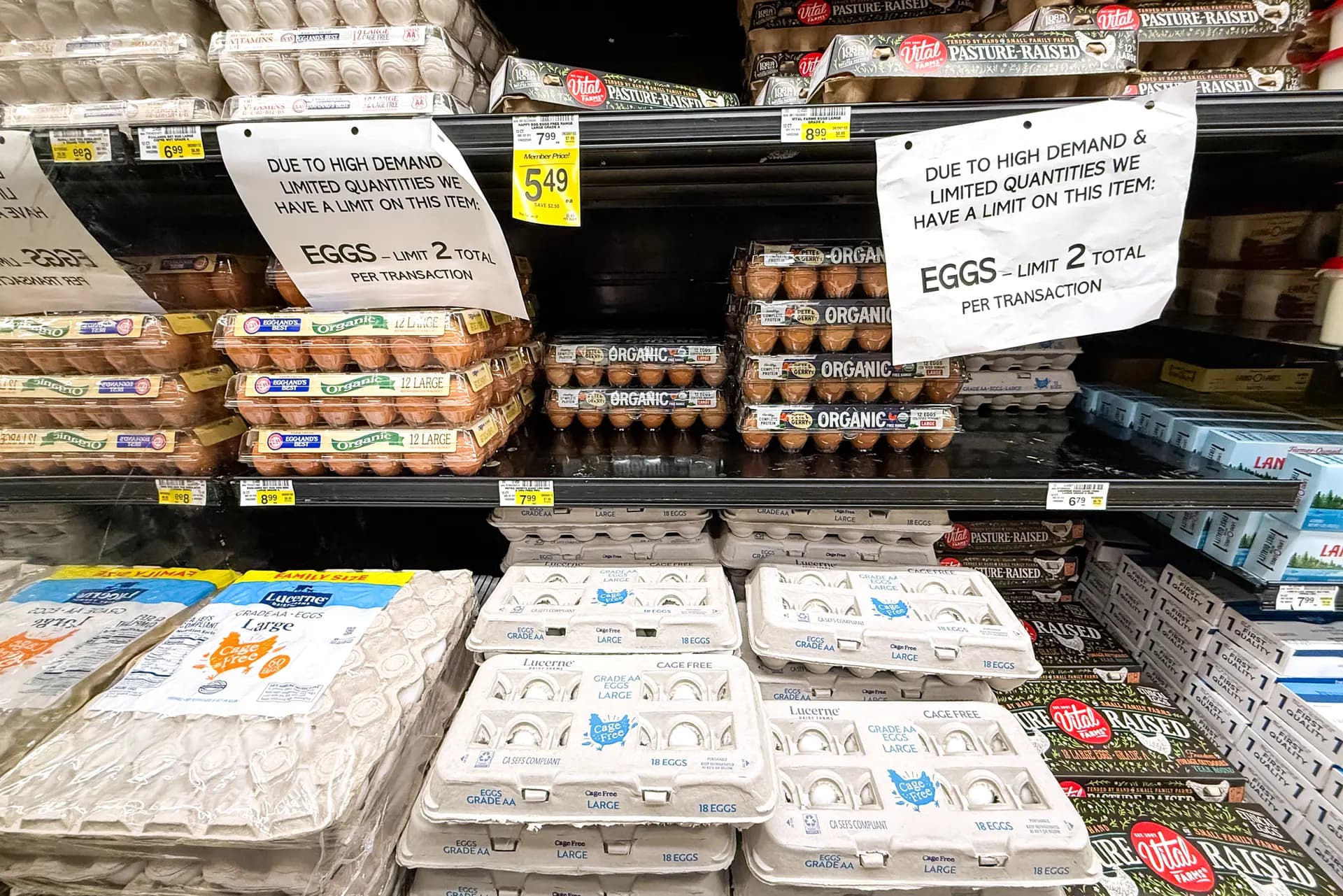 Un supermercado muestra un cartel que limita a los clientes a comprar dos docenas de huevos en Manhattan Beach, California, el 2 de enero de 2025. La gripe aviar y el subsiguiente sacrificio de gallinas contribuyeron a la escasez de huevos en California. (Patrick T. Fallon/AFP a través de Getty Images).