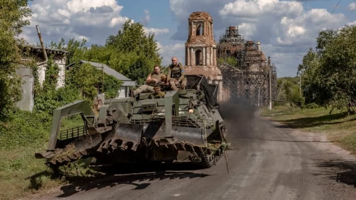 Militares ucranianos operan un vehículo blindado en una carretera cerca de la frontera con Rusia, en la región de Sumy, Ucrania, el 14 de agosto de 2024. (Roman Pilipey/AFP vía Getty Images)