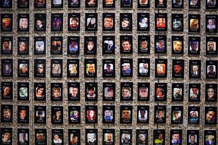Las fotos de las víctimas del fentanilo se exhiben en el Memorial de las Caras del Fentanilo en la sede de la Administración para el Control de Drogas, en Arlington, Virginia, el 27 de septiembre de 2022. (Alex Wong/Getty Images)