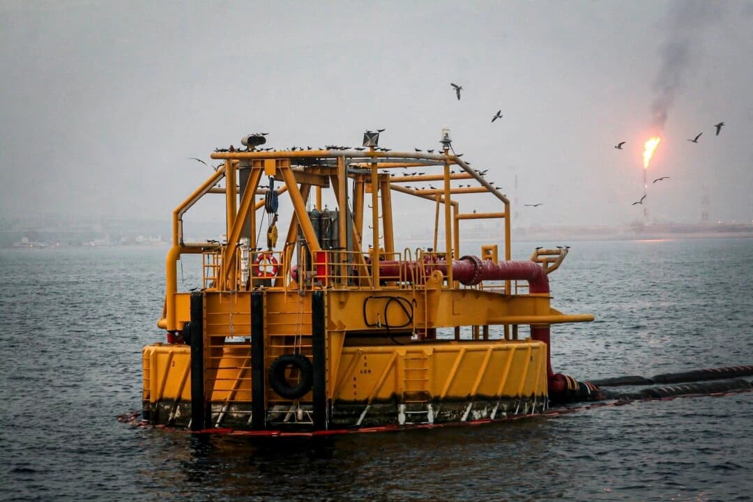 Una llama se eleva desde una torre de gas natural en las instalaciones de una refinería en Assaluyeh, en la costa del golfo Pérsico, Irán, el 30 de mayo de 2014. (Hossein Beris/Middle East Images vía AFP/Getty Images).