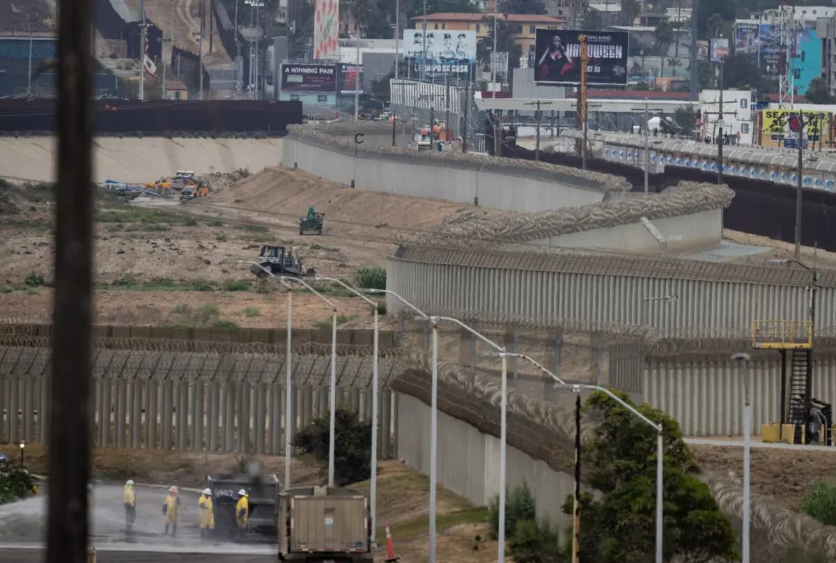 Equipos trabajan en el río Tijuana, en las afueras de San Diego, California, el 19 de septiembre de 2024. (John Fredricks/The Epoch Times).