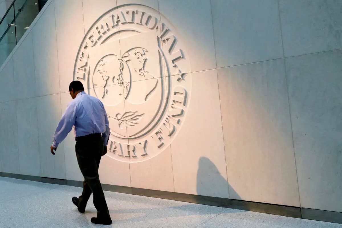 Un hombre pasa frente al logotipo del Fondo Monetario Internacional (FMI) en su sede de Washington el 10 de mayo de 2018. (Yuri Gripas/Reuters).