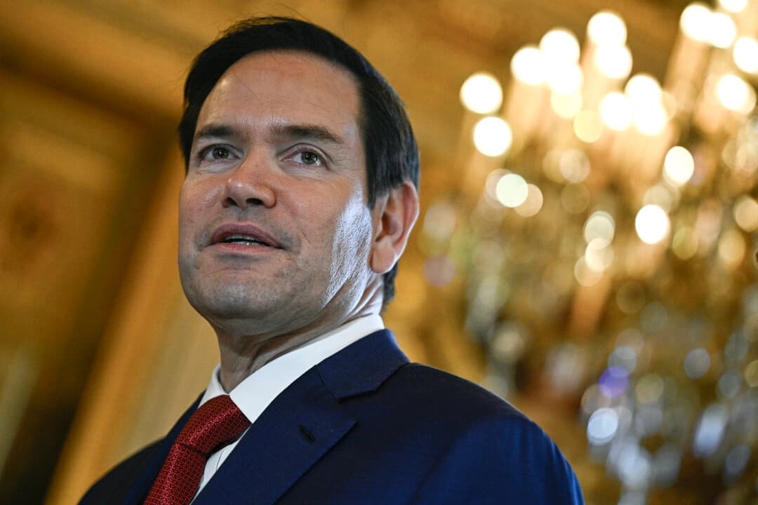 El secretario de Estado de Estados Unidos, Marco Rubio, llega a una reunión con el ministro de Asuntos Exteriores de Francia en el Quai d'Orsay de París, el 17 de abril de 2025. (Julien de Rosa/Pool/AFP vía Getty Images)