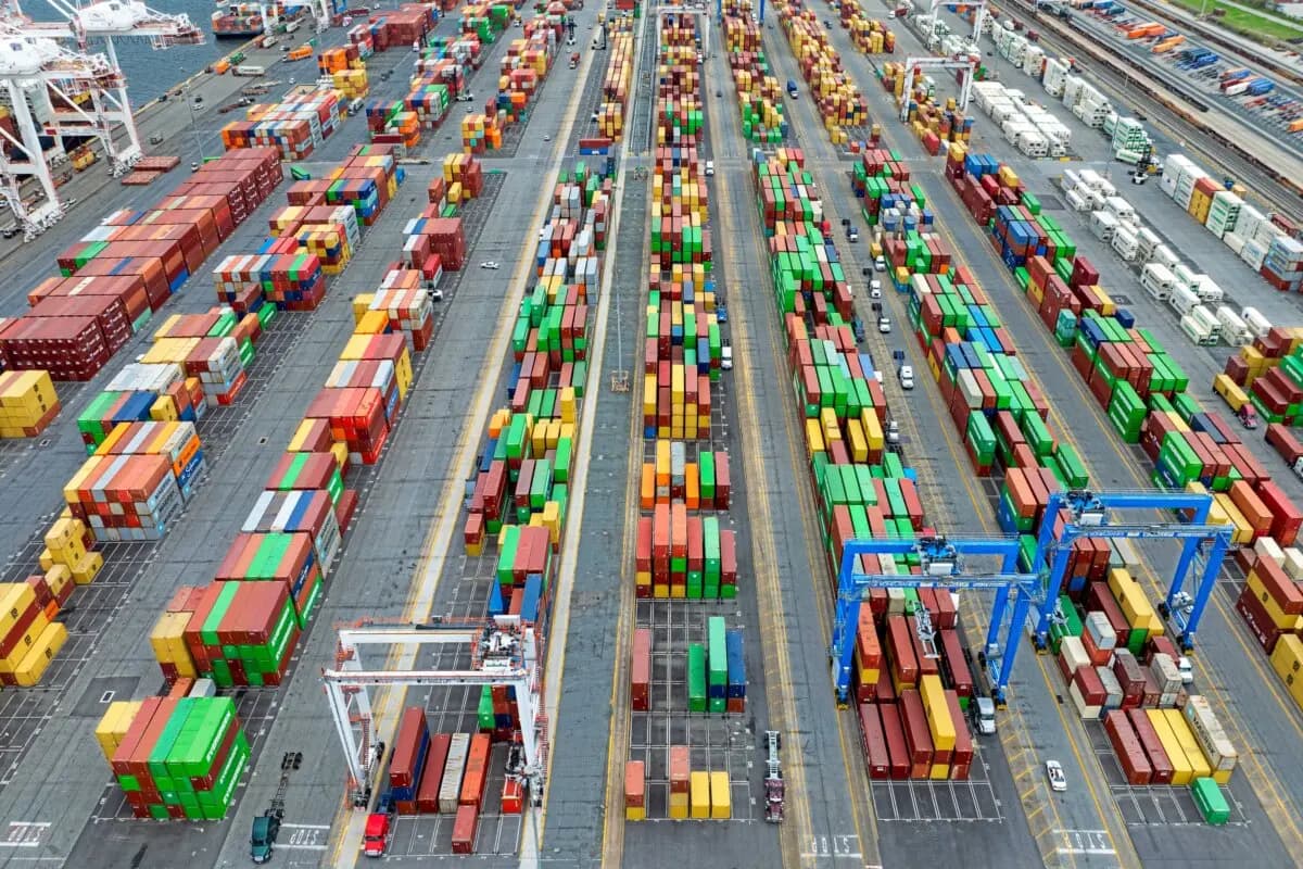 Contenedores apilados en el puerto de Baltimore, Maryland, el 10 de abril de 2025. (Jim Watson/AFP vía Getty Images).