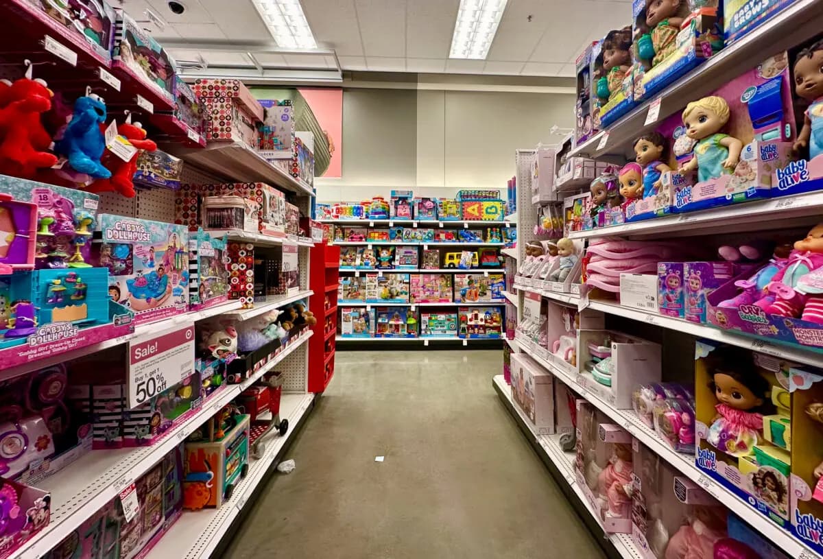 Juguetes en los estantes de una tienda en Costa Mesa, California, el 7 de diciembre de 2023. (John Fredricks/The Epoch Times)