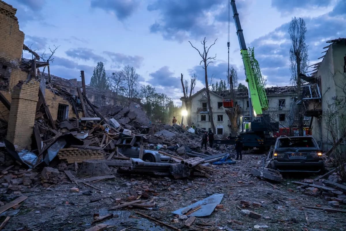 Efectivos de rescate retiran escombros tras un ataque ruso en un barrio residencial de Kiev, Ucrania, el jueves 24 de abril de 2025. (AP Photo/Alex Babenko)
