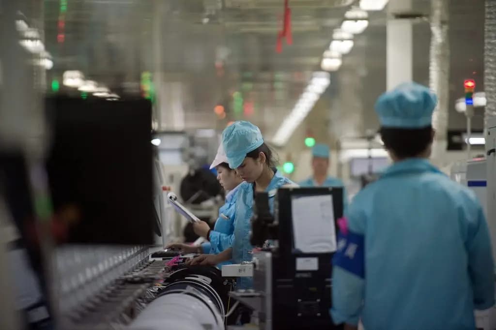 Trabajadores construyen circuitos para componentes de chips de teléfonos inteligentes en una fábrica de la ciudad de Dongguan, provincia de Guangdong, China, el 8 de mayo de 2017. (Nicolas Asforui/AFP/Getty Images)
