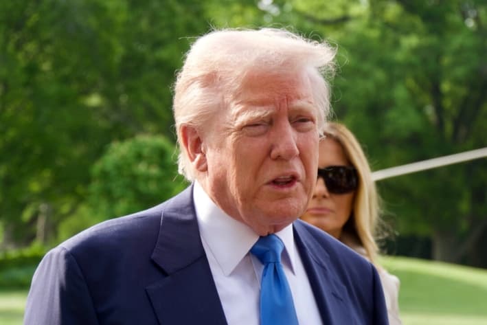 El presidente Donald Trump habla con periodistas en la Casa Blanca antes de partir a bordo del Marine One, el 25 de abril de 2025. (Travis Gillmore/The Epoch Times)