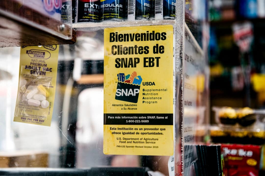 Un cartel que alerta a los clientes sobre los beneficios de los cupones de alimentos SNAP se muestra en una tienda de comestibles en Brooklyn, Nueva York, el 5 de diciembre de 2019. (Scott Heins/Getty Images)