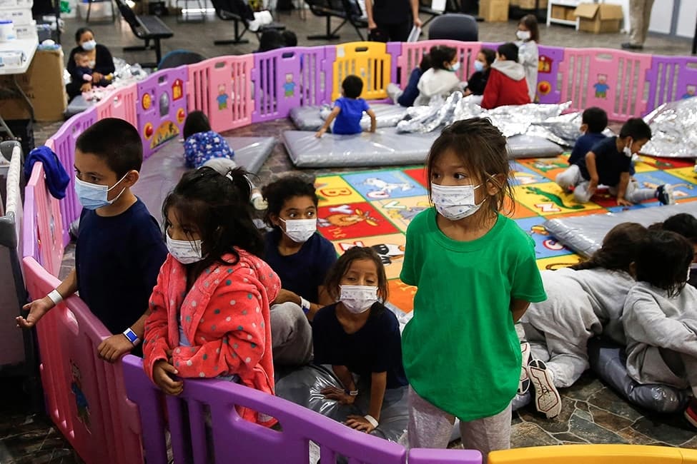 Niños de entre 3 y 9 años en el centro de detención del Departamento de Seguridad Nacional de Donna, el principal centro de detención de niños no acompañados en el valle del Río Grande, en Donna, Texas, el 30 de marzo de 2021. (Dario Lopez-Mills/Pool/AFP/Getty Images)