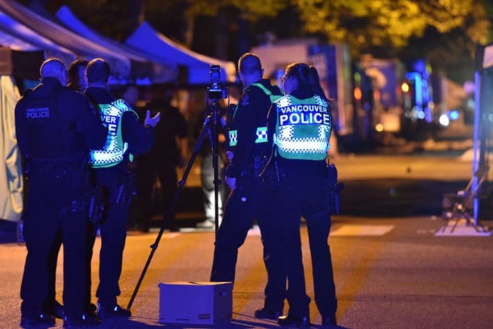 La policía de Vancouver investiga una escena del crimen después de que un hombre atropellara a peatones en el festival anual Lapu Lapu que celebra la cultura filipina, en el sur de Vancouver, el 26 de abril de 2025. (DON MACKINNON/AFP vía Getty Images)