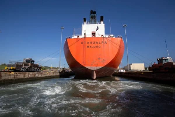 Un barco es guiado a través de las esclusas del Canal de Panamá, el 21 de febrero de 2024. (Bobby Sanchez / The Epoch Times)
