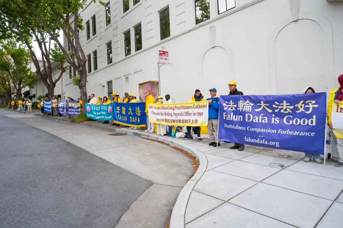 Practicantes con pancartas frente al consulado chino en San Francisco el 25 de abril de 2025. (Gary Wang/The Epoch Times)