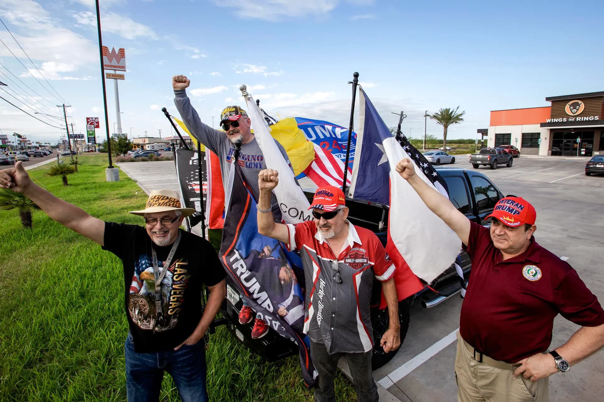 Los partidarios de Trump Pat Saenz, Marcus Canales, Roel Reyes y Ross Barrera ondean banderas de Trump mientras los conductores tocan el claxon al circular por la carretera US 83 en Río Grande City, Texas, el 9 de noviembre de 2024. (Bobby Sánchez/The Epoch Times).