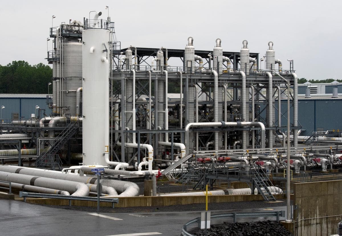 Un intercambiador de calor y tuberías de transferencia en la terminal de GNL Cove Point de Dominion Energy en Lusby, Maryland. (Cliff Owen/AP Photo)