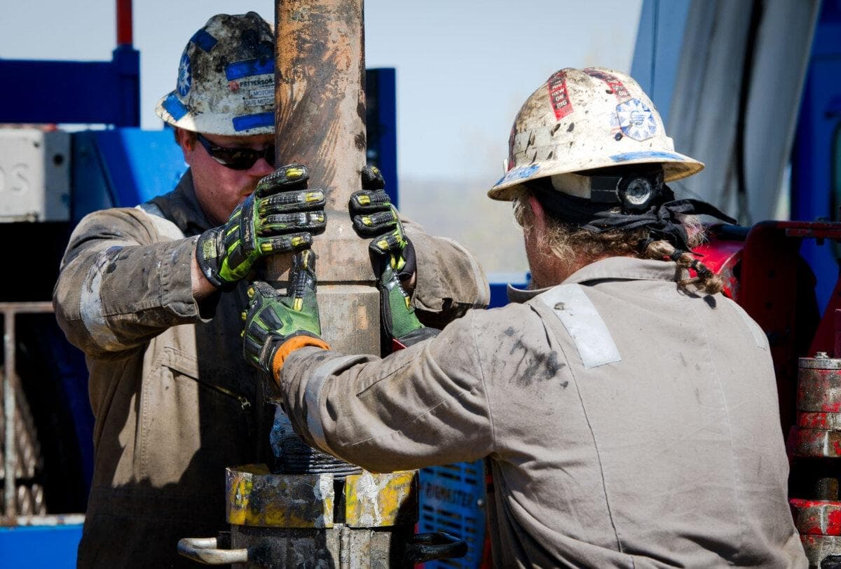 Trabajadores cambian tuberías en la plataforma de perforación horizontal de gas de Consol Energy, que explora la formación Marcellus Shale, en las afueras de la ciudad de Waynesburg, Pensilvania, el 13 de abril de 2012. (Mladen Antonov /AFP a través de Getty Images)