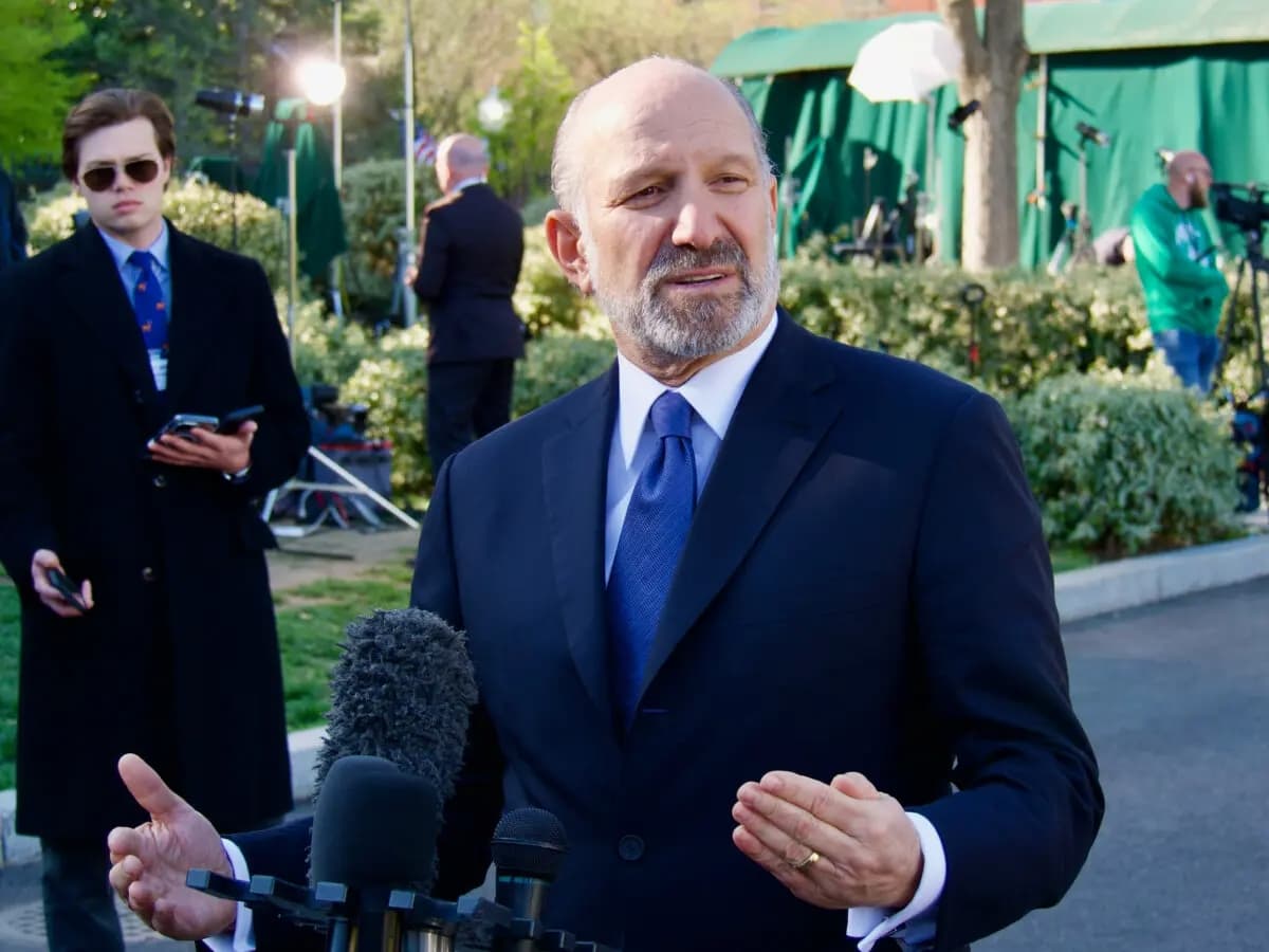 El secretario de Comercio, Howard Lutnick, habla con los periodistas en la Casa Blanca el 9 de abril de 2025. (Travis Gillmore/The Epoch Times)
