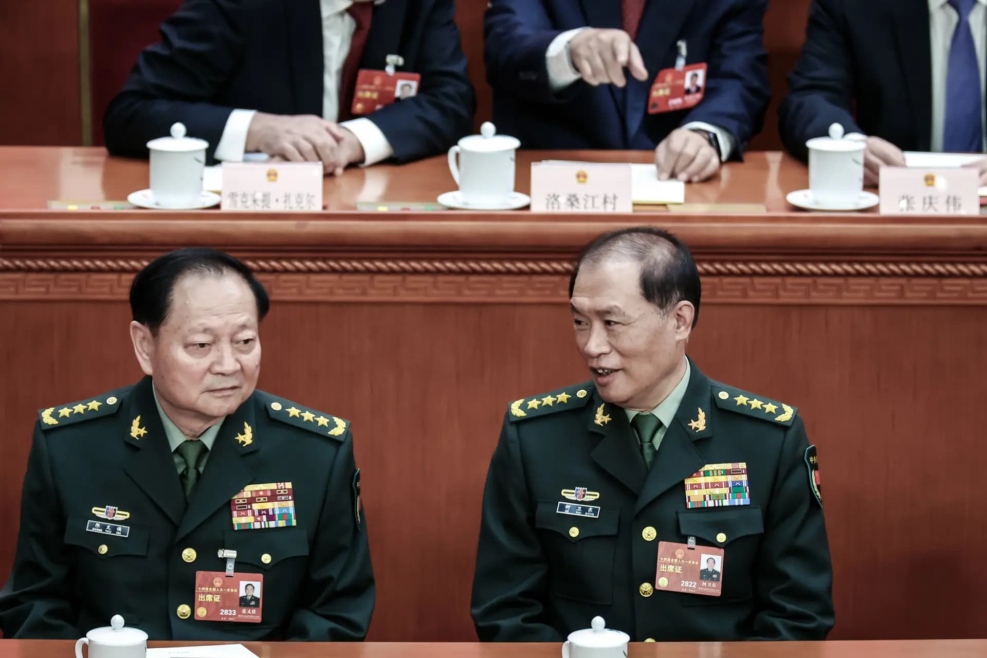 (I-D) El vicepresidente de la Comisión Militar Central Zhang Youxia y He Weidong asisten a la quinta sesión plenaria de la Asamblea Popular Nacional en Beijing, China, el 12 de marzo de 2023. Los observadores de China siguen de cerca el destino de He Weidong, el tercer militar más poderoso del régimen, que no se vió públicamente desde mediados de marzo en medio de informes y rumores sobre su supuesta detención e investigación por parte de las autoridades del PCCh. (Lintao Zhang/Getty Images)