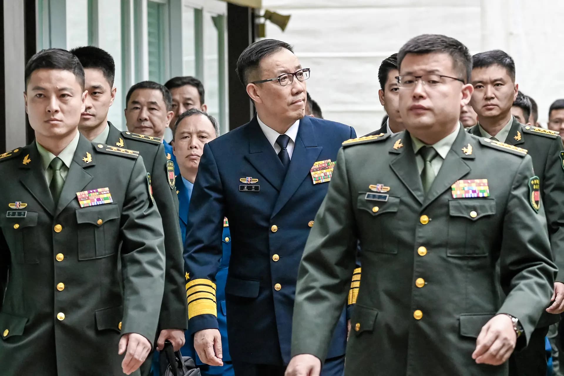 El ministro de Defensa chino, Dong Jun (C), llega con su delegación para reunirse con el secretario de Defensa estadounidense, Lloyd Austin, durante la 21ª cumbre del Diálogo Shangri-La en el Hotel Shangri-La de Singapur, el 31 de mayo de 2024. Dong sustituyó a Li Shangfu, que perdió su cargo en octubre de 2023 y fue expulsado del Partido Comunista Chino en junio. (Roslan Rahman/AFP vía Getty Images)