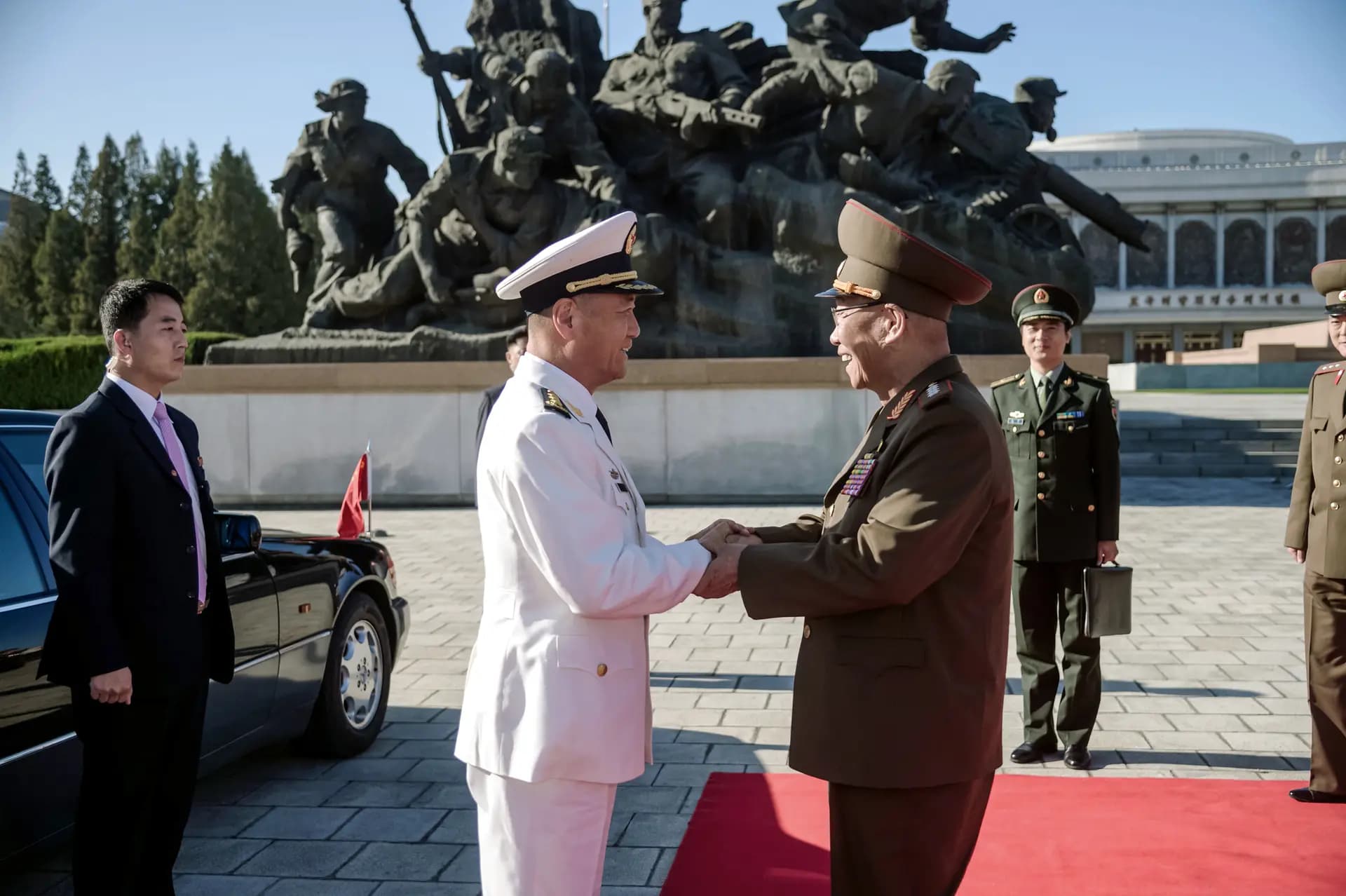 Miao Hua (centro izq), director del departamento de asuntos políticos de la Comisión Militar Central de China, es saludado por Kim Su Gil, director del Buró Político General del Ejército Popular de Corea del Norte, en Pyongyang, el 14 de octubre de 2019. Miao fue puesto bajo investigación el pasado noviembre. (Kim Won Jin/AFP vía Getty Images)