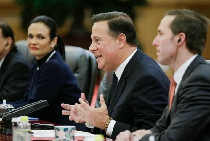 El entonces presidente de Panamá, Juan Carlos Varela, habla durante una reunión con el líder chino Xi Jinping (por fuera de la foto) en el Gran Salón del Pueblo en Beijing, el 17 de noviembre de 2017. Varela se reunió con Xi un día después de que Panamá abriera su primera embajada en China, cinco meses después de romper relaciones con Taiwán. (Jason Lee/AFP a través de Getty Images)