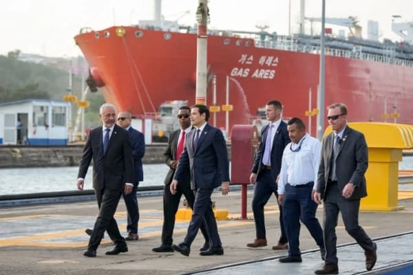 <em>El secretario de Estado Marco Rubio (4º por la izquierda) habla con el administrador de la Autoridad del Canal de Panamá, Ricaurte Vásquez (izquierda), durante una visita a las esclusas de Miraflores en la ciudad de Panamá, el 2 de febrero de 2025, durante su primer viaje al extranjero como secretario de Estado. (Mark Schiefelbein/POOL/AFP a través de Getty Images)</em>